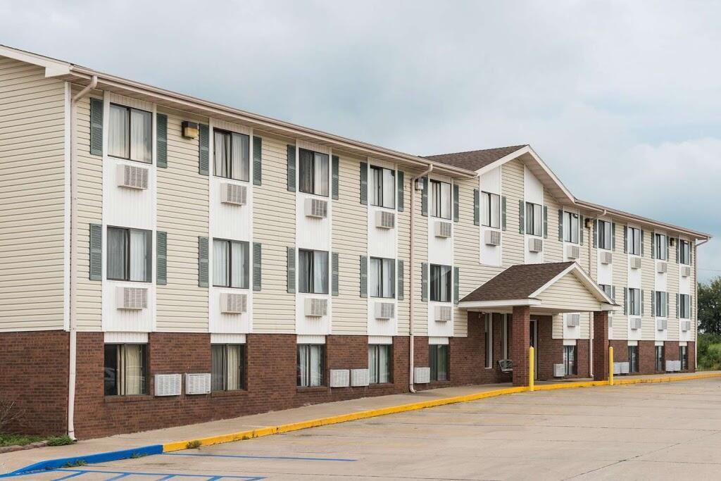 Amerihost Inn & Suites Kingdom City Exterior photo