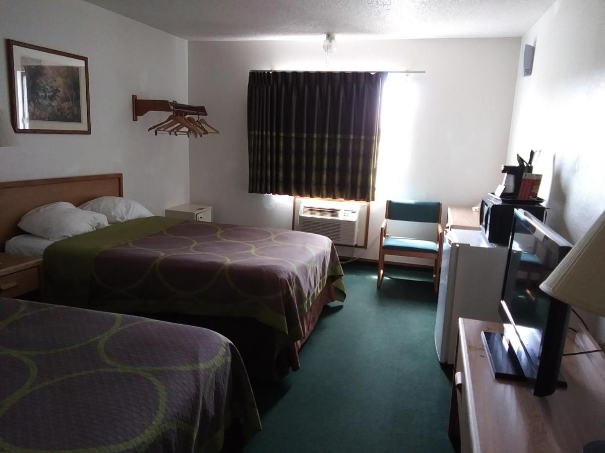 Amerihost Inn & Suites Kingdom City Exterior photo